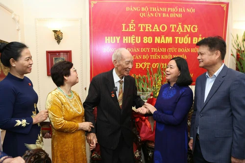 Bí thư Thành ủy Bùi Thị Minh Hoài trao Huy hiệu 80 năm tuổi Đảng cho hai cán bộ lão thành