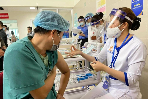 30 nhân viên y tế đầu tiên của Hà Nội được tiêm vaccine Covid-19: "Hồi hộp và may mắn"