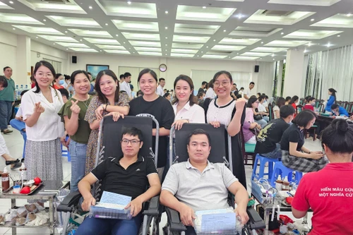 Gần 1.000 nhân viên y tế Hà Nội tham gia hưởng ứng hiến máu 