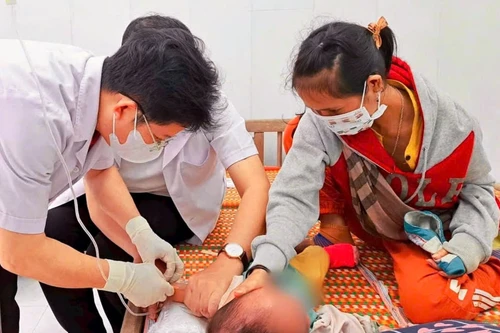 Bộ Y tế thông tin về hai trẻ tử vong, hàng trăm trẻ sốt cao, phát ban ở một huyện miền núi