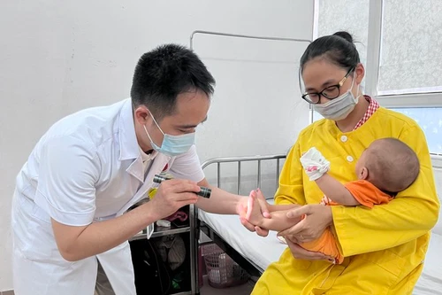 Bệnh tay chân miệng tăng, Việt Nam vừa nhập 6.000 chai thuốc đặc trị