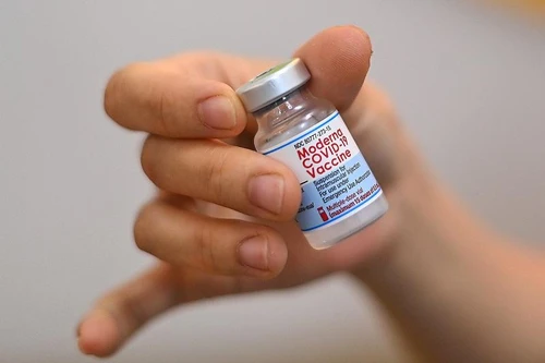 Nóng: Người đã tiêm mũi 1 vaccine Moderna có thể tiêm mũi 2 vaccine Pfizer và ngược lại