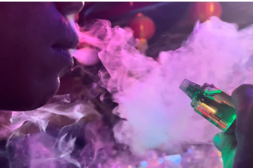 Hút thuốc lá điện tử thâu đêm tại quán bar, thanh niên 32 tuổi suýt tử vong