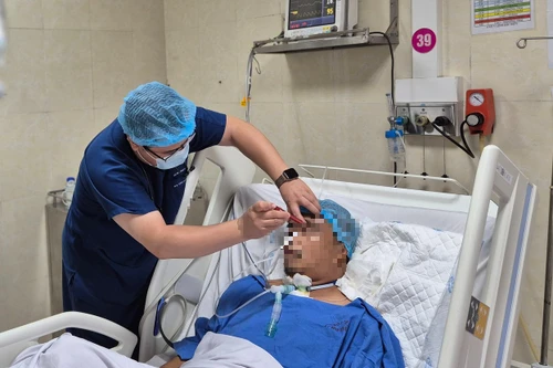 Gặp người bị tai nạn nghiêm trọng trên cầu Nhật Tân, Thứ trưởng Y tế mở đường đưa đến bệnh viện