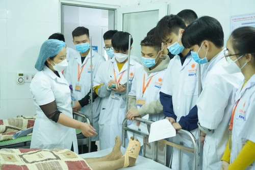 Kiến nghị nâng lương khởi điểm của bác sĩ lên 2,67%, tức hưởng luôn từ bậc 2