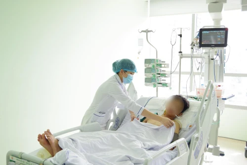 Áo mưa cuốn vào bánh xe máy, nam thanh niên ngã dập não, dập phổi nguy kịch