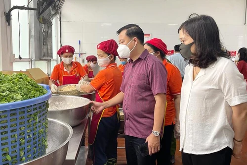 Các đoàn kiểm tra an toàn thực phẩm của Hà Nội dồn dập ra quân, siết bếp ăn trường học