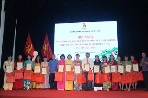 Hà Nội tổ chức biểu dương các gia đình tiêu biểu, là hậu phương của công nhân, viên chức ngành y 