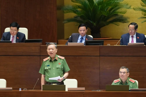 Bộ Công an khẳng định không có chủ trương thu sổ hộ khẩu, chưa tích hợp CCCD vào hộ chiếu