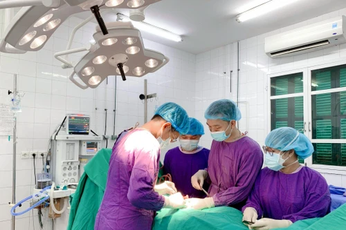 Nam thanh niên 35 tuổi vỡ tinh hoàn vì bị đá vào vùng kín khi đang chơi bóng