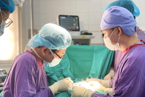 Kinh hoàng cháu bé 6 tuổi suýt phải cắt dương vật do mắc sùi mào gà