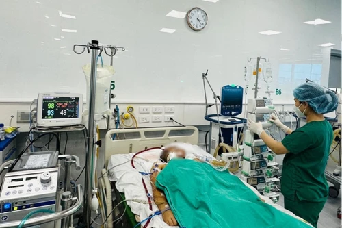 Ba người nguy kịch, hai người phải chạy ECMO do mắc cúm B