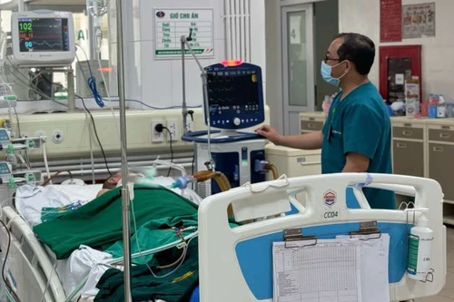 Mua thủ lợn ở chợ về chế biến đãi khách, người đàn ông nhập viện cấp cứu 