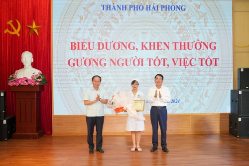 Bộ trưởng Y tế gửi thư khen nữ điều dưỡng cấp cứu kịp thời cháu bé ngừng thở trên taxi