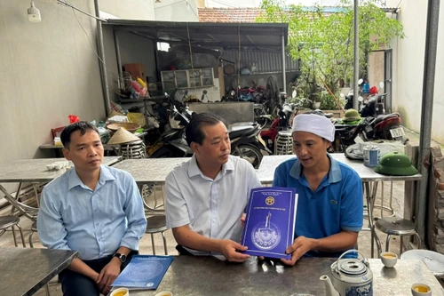 Lãnh đạo Sở Y tế Hà Nội thăm hỏi, trao hỗ trợ của thành phố đến gia đình nạn nhân vụ lật tàu