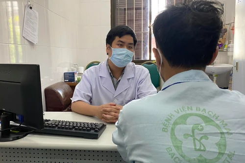 Nhiều bạn trẻ nhập viện tâm thần vì nghiện internet, bác sĩ cảnh báo không dùng quá 4 tiếng/ ngày