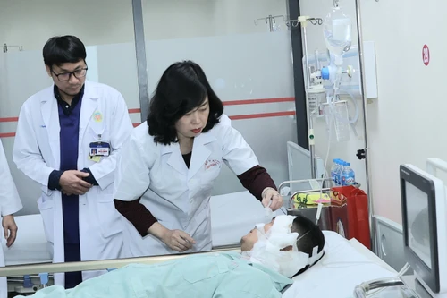 Thầy thuốc đầu ngành của 3 bệnh viện lớn hội chẩn cho các nạn nhân vụ cháy quán cafe