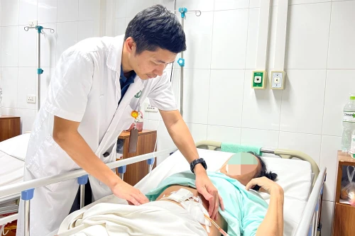 Thủng ruột do ăn táo đỏ không nhằn hạt