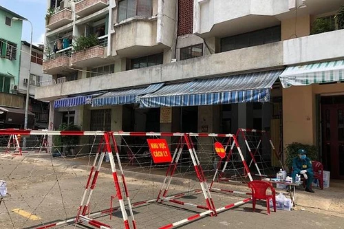 Một trường hợp nhập cảnh trái phép vào TP.HCM cùng 9 người mắc Covid-19