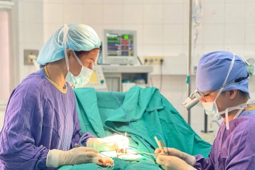 Bé trai 6 tuổi bị chó cắn vào dương vật