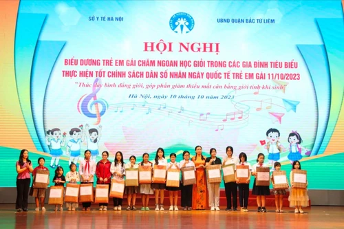 Hà Nội: Hàng trăm trẻ em gái trong các gia đình tiêu biểu sinh con một bề được biểu dương