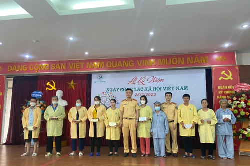 Bệnh viện Đa khoa Đức Giang quyên góp ủng hộ bệnh nhân nghèo điều trị tại viện