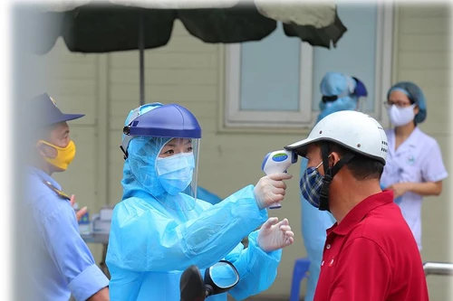 Một người vào chăm mẹ và một người cách ly ở BV Đức Giang dương tính Covid-19