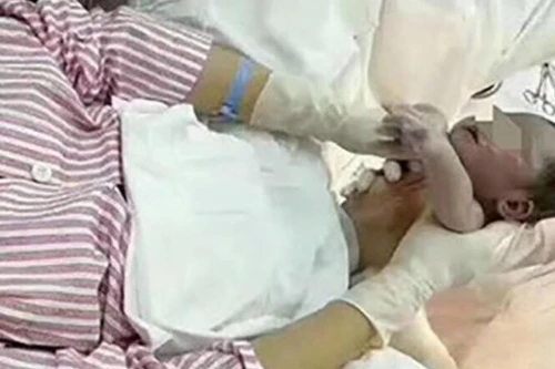 Hà Nội: Đỡ đẻ cứu mẹ con sản phụ sinh non, thai nguy kịch ngay trong nhà vệ sinh bệnh viện