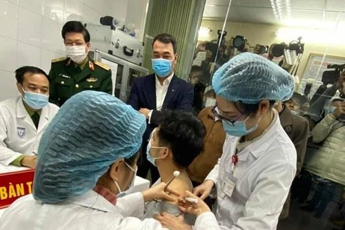 Ba người Việt Nam đầu tiên được tiêm thử nghiệm vaccine Covid-19