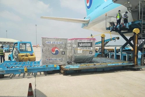 Mới: Nhân viên y tế, giáo viên, người trên 65 tuổi... được ưu tiên và miễn phí tiêm vaccine Covid-19