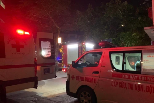 Ba nạn nhân vụ cháy nhà trọ ở Trung Kính vào viện cấp cứu, cụ bà 84 tuổi vẫn đang khó thở
