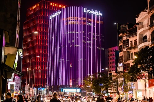 Đồng loạt thắp sáng màu hồng các tòa nhà cao tầng ở Hà Nội và TP HCM