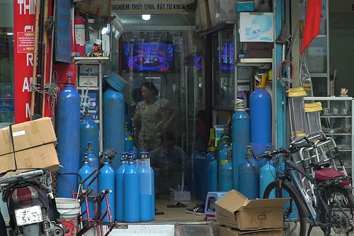 Đổ xô mua tích trữ bình khí ô xy, máy thở tại nhà... chỉ khiến tiền mất, tật mang