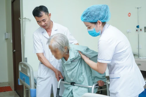 Phẫu thuật thay khớp háng cho cụ bà 113 tuổi, ca bệnh cao tuổi nhất Việt Nam