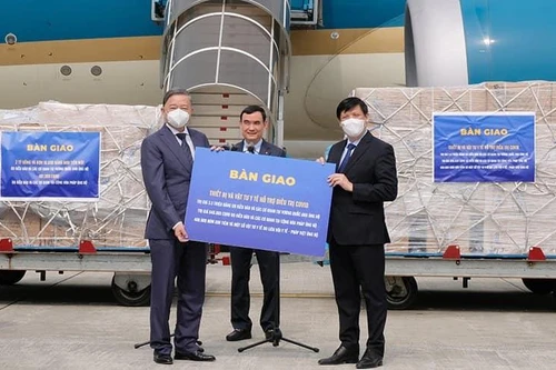 Bộ trưởng Tô Lâm bàn giao cho Bộ Y tế lô thiết bị do kiều bào Anh, Pháp hỗ trợ