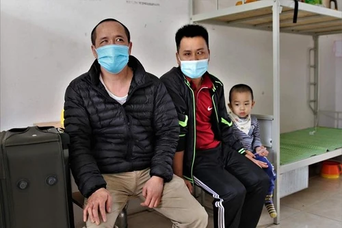 Chuyện 4 người đàn ông khiếm thị và 2 cháu bé cùng phòng cách ly tại Hải Dương