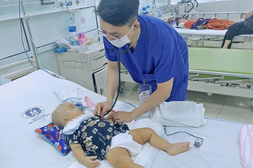 Bé trai 11 tháng tuổi bị chiếc kéo đâm đúng đỉnh đầu gây xuất huyết não