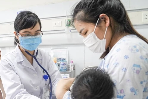 Trẻ sơ sinh 27 ngày tuổi suy hô hấp nặng vì lây thủy đậu từ mẹ và chị gái