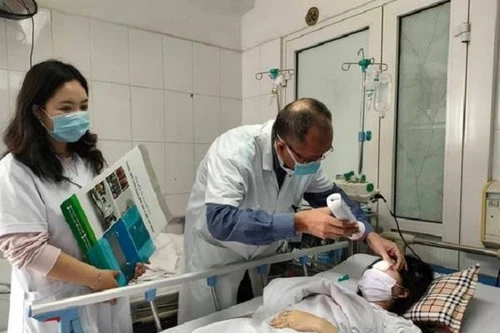 Nữ sinh 20 tuổi mù mắt vì nhờ bạn thân làm ở Spa tiêm filler nâng mũi