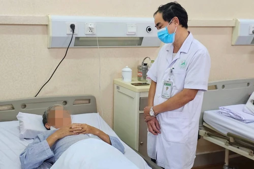 Một người ở Hà Nội suy thận cấp do làm việc nhiều giờ giữa trời nắng nóng