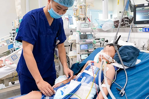 Bé 3 tuổi nguy kịch do bị dây áo khoác thít chặt cổ khi đang chơi cầu trượt