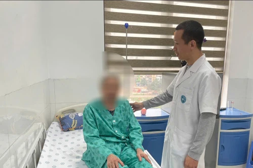 Cụ bà 85 tuổi ở Hà Nội được phẫu thuật cắt khối ung thư vú khổng lồ, nặng hơn 3kg