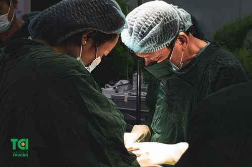 Cứu sống sản phụ sinh mổ lần 3 bị rau tiền đạo trung tâm kèm cài răng lược hiếm gặp