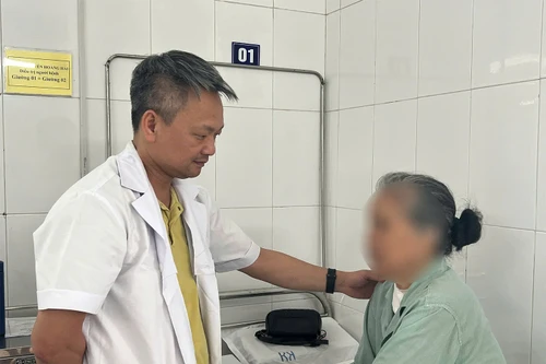 Cứu bệnh nhân suy tim có khối u hiếm gặp, phải ngủ ngồi vì đường thở bị thắt chỉ còn 2mm