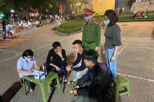 Hà Nội: Hơn 50% người dân ở chung cư không đeo khẩu trang khi đi thang máy