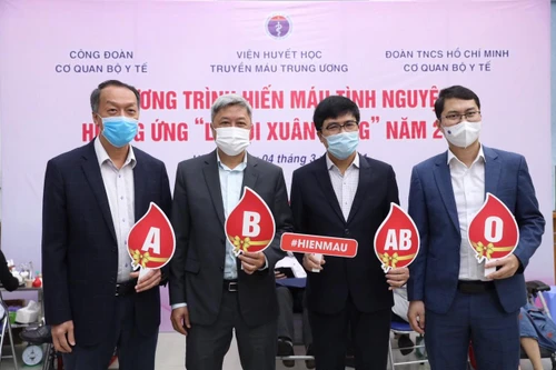 Thứ trưởng Y tế Nguyễn Trường Sơn cùng nhiều Cục trưởng, Vụ trưởng... hiến máu