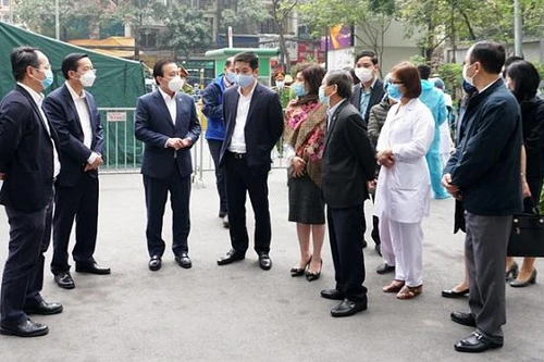 Hà Nội yêu cầu Bí thư, Chủ tịch quận/huyện không được rời Thủ đô dịp Tết để chống Covid-19