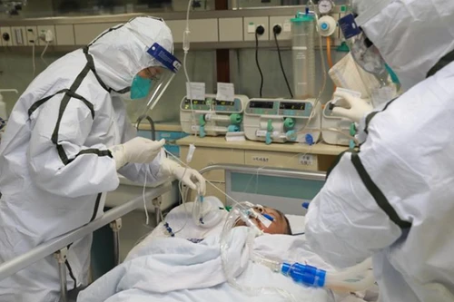 Bệnh nhân Covid-19 nặng nhất chuyển biến tích cực, thêm một chuyên gia dương tính