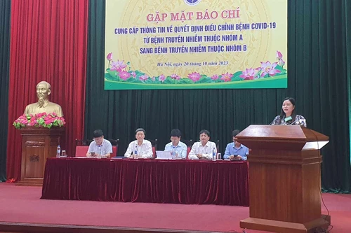 Đại diện Bộ Y tế trả lời hàng loạt câu hỏi liên quan đến việc chuyển Covid-19 sang nhóm B