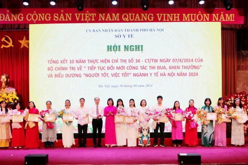 Hà Nội: Tặng Giấy khen tập thể, cá nhân thực hiện lấy, ghép tạng từ người cho chết não
